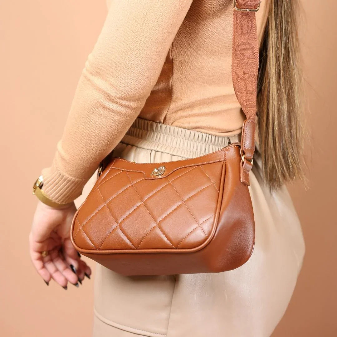 Bolsa de ombro feita em couro napa