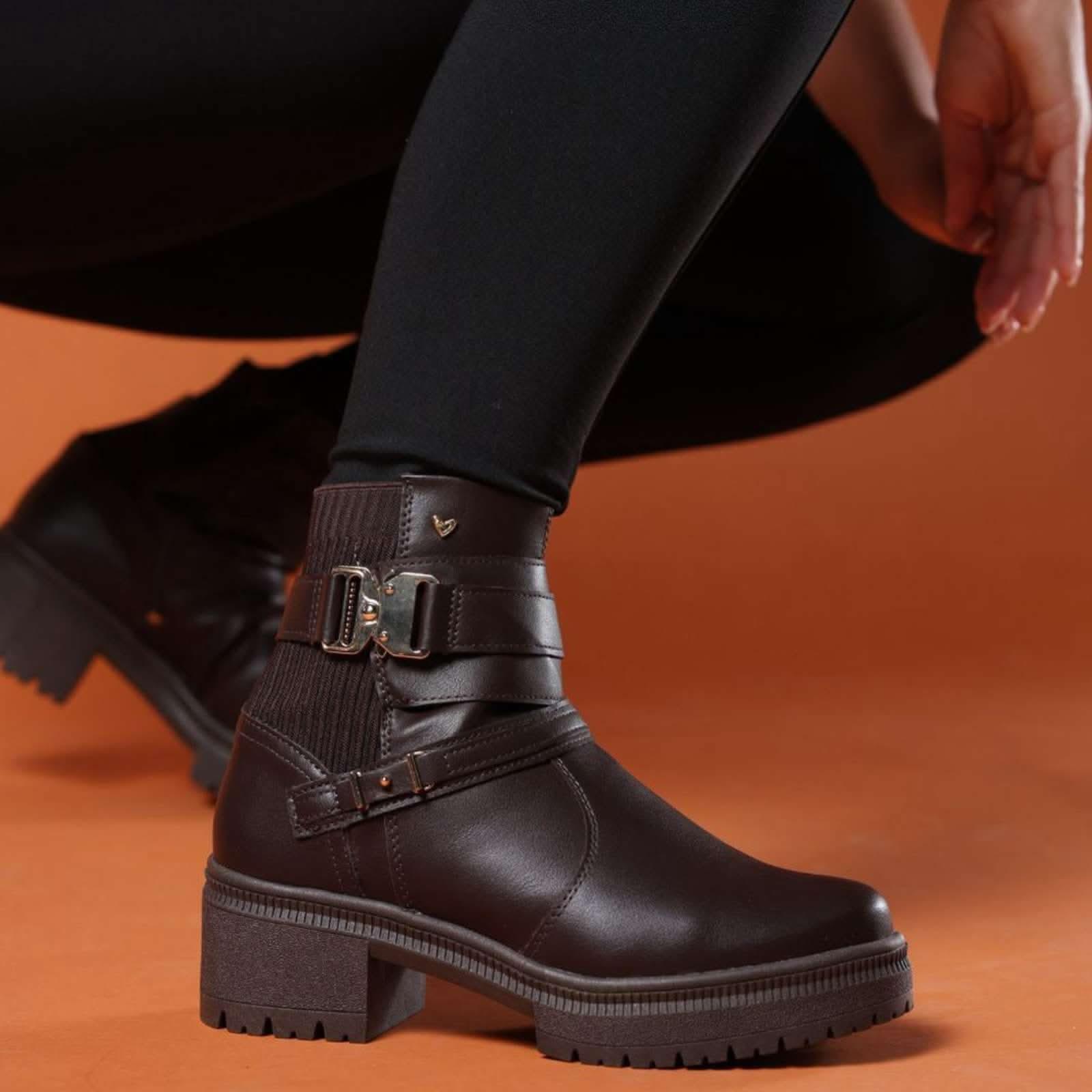 BOTA FEMININA COURO NAPA CANO CURTO LAYLA - Banana Calçados - 