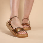 Papete de Tira em Couro Pelica Bela — conforto anatômico com brilho e ajuste fácil